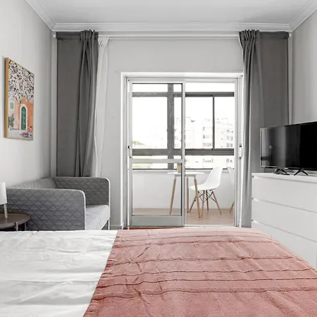 Wonderful Shared In Alfornelos - Near Metro! Guest house