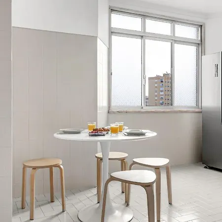 Wonderful Shared In Alfornelos - Near Metro! Guest house Lisbon