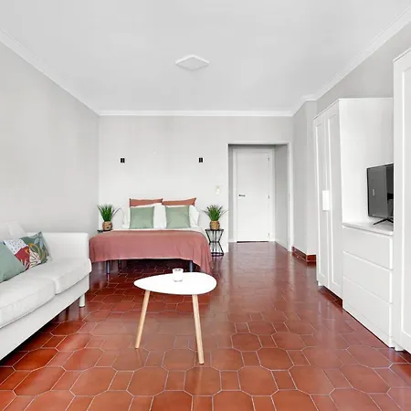 Wonderful Shared In Alfornelos - Near Metro! Guest house *
