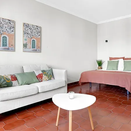 Wonderful Shared In Alfornelos - Near Metro! Guest house