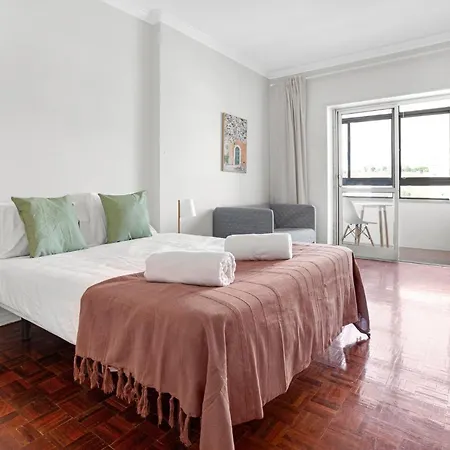 Wonderful Shared In Alfornelos - Near Metro! Guest house *