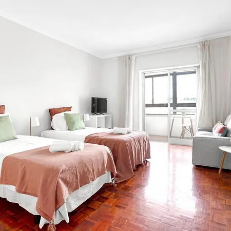 Wonderful Shared In Alfornelos - Near Metro! Guest house